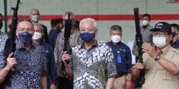 Menhan dan PM Malaysia Kunker ke PT Pindad di Bandung