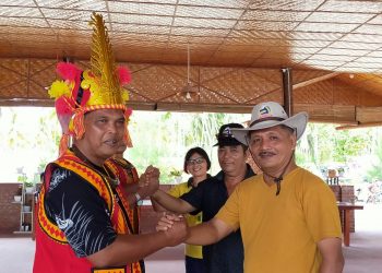 Pelatihan Wasit dan Pelatih Ditutup, Pengurus PBVSI Sumut Dianugerahi Baju Adat Nias Selatan