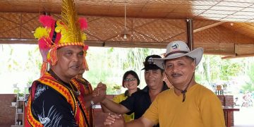 Pelatihan Wasit dan Pelatih Ditutup, Pengurus PBVSI Sumut Dianugerahi Baju Adat Nias Selatan