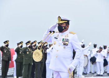 Peringati Hari Pahlawan, Wakasal Tabur Bunga di Atas KRI Semarang-594