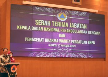 Letjen TNI Ganip Warsito Serahkan Tongkat Komando Penanggulangan Bencana Indonesia Kepada Mayjen TNI Suharyanto