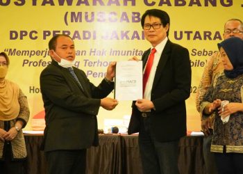 Tok, Bunyi Palu Sidang Mengesahkan Carrel Ticualu Ketua Terpilih DPC PERADI JAKUT Periode 2021 – 2025