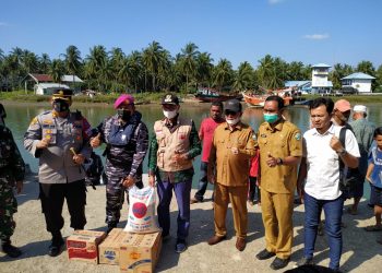 TNI AL Berikan Bantuan Kemanusiaan  Imigran Rohingya