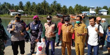 TNI AL Berikan Bantuan Kemanusiaan Imigran Rohingya