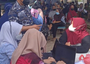 Seskoal Bersama Lanal Kota Baru Melaksanakan Vaksinasi Maritim TNI AL