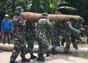 Jembatan di Lampung Putus, Prajurit Marinir TNI AL Bangun Jembatan Alternatif