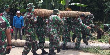 Jembatan di Lampung Putus, Prajurit Marinir TNI AL Bangun Jembatan Alternatif