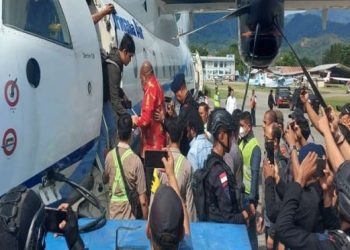 KPK Membawa Paksa Tersangka Gubernur Lukas Enembe Dengan Pesawat Trigana
