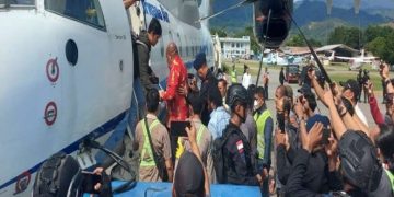 KPK Membawa Paksa Tersangka Gubernur Lukas Enembe Dengan Pesawat Trigana