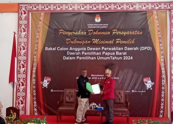 Filep Wamafma Resmi Mendaftar ke KPU Provinsi Papua Barat