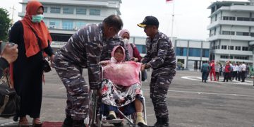 Ini Cerita Dibalik Evakuasi Ratusan Penumpang Oleh TNI AL Akibat Cuaca Ekstrem