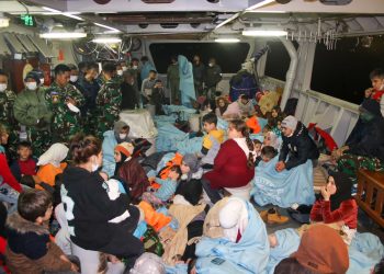 Aksi Heroik KRI Frans Kaisiepo-368, Satgas MTF TNI Evakuasi Korban Kapal Tenggelam di Laut Mediterania