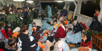 Aksi Heroik KRI Frans Kaisiepo-368, Satgas MTF TNI Evakuasi Korban Kapal Tenggelam di Laut Mediterania