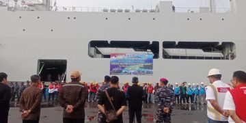 Atasi Cuaca Ekstrem TNI AL Kerahkan Kapal Perang Kirim Logistik Ke Karimun Jawa