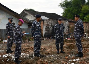 Kasal Serahkan Santunan Kepada Korban Kebakaran Rumdis TNI AL Arafuru Palembang