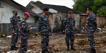 Kasal Serahkan Santunan Kepada Korban Kebakaran Rumdis TNI AL Arafuru Palembang