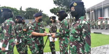 Komandan Seskoal Pimpin Apel Khusus Dan Penyerahan Apresiasi Kepada Prajurit Kowal Berprestasi