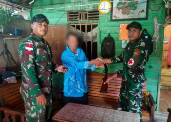 Berkat Pelayanan Kesehatan, Warga Serahkan Senpi Rakitan Kepada Satgas Pamtas Yonif 645/GTY