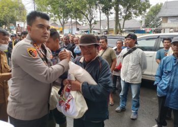 Jelang Perhelatan Internasional F1-H2O, Kapolda Sumut Berikan Bantuan Paket Sembako Kepada Tukang Becak di Kota Balige