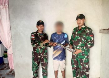 Semakin Sadar Hukum, Warga Perbatasan Secara Sukarela Serahkan Senpi Rakitan Kepada Satgas Pamtas Yonarmed 19/105 Trk Bogani.