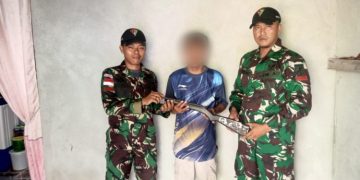 Semakin Sadar Hukum, Warga Perbatasan Secara Sukarela Serahkan Senpi Rakitan Kepada Satgas Pamtas Yonarmed 19/105 Trk Bogani.