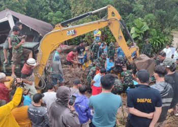TNI AL Bersinergi Dengan Masyarakat Atasi Bencana Longsor di Manado