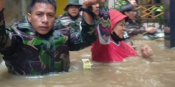 TNI AD Kerahkan Ratusan Prajurit Tangani Bencana Banjir dan Tanah Longsor di Manado