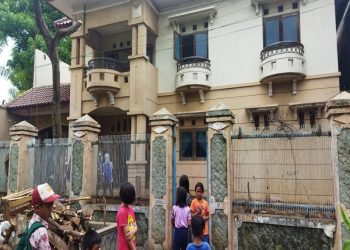 Cerita Anak Merawat Ibunya Hidup Tanpa Air dan Listrik Selama 12 Tahun