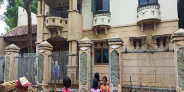 Cerita Anak Merawat Ibunya Hidup Tanpa Air dan Listrik Selama 12 Tahun