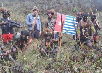 Penampakan Pilot Susi Air Yang Disandera KKB