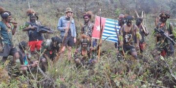 Penampakan Pilot Susi Air Yang Disandera KKB