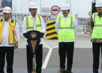Jokowi Disambut Demo Warga soal Lahan Saat Resmikan Tol Semarang-Demak