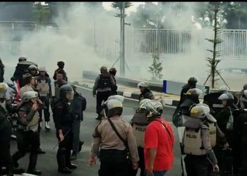 Suporter PSIS Semarang Ricuh, Polisi Kembali Tembakkan Gas Air Mata