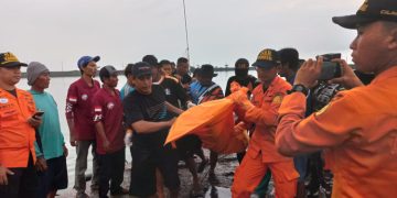 TNI AL Bersama Tim Sar Gabungan Berhasil Temukan Awak Kapal Nelayan Cilacap Yang Tenggelam