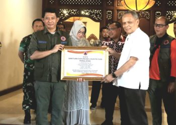 Kepala BNPB Serahkan Bantuan Kepada Warga Terdampak Banjir di Kota Surakarta dan Kabupaten Sukoharjo