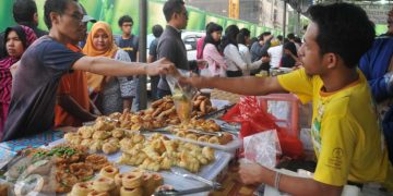 Hari Pertama Puasa, Pasar Takjil Benhil Jakpus Dibanjiri Pembeli