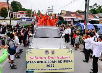 Adipura Diarak Keliling Kota Doloksanggul