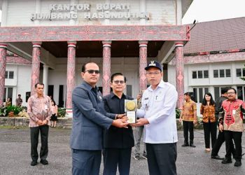 Pemkab Humbahas Gelar Apel Bersama, Sekaligus Serahkan Piala Adipura Kepada Masyarakat Melalui Pimpinan DPRD Humbahas