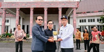 Pemkab Humbahas Gelar Apel Bersama, Sekaligus Serahkan Piala Adipura Kepada Masyarakat Melalui Pimpinan DPRD Humbahas