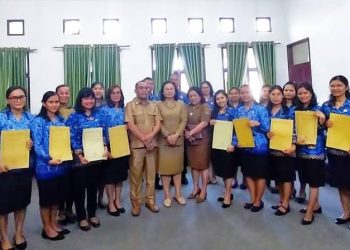 Kepala BKPSDM Humbahas Serahkan SK PNS kepada 17 CPNS Formasi Tahun 2021