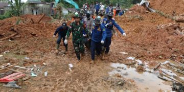 Tinjau Lokasi Terdampak Longsor Natuna, Kepala BNPB Minta Pencarian Warga yang Hilang Jadi Prioritas Utama