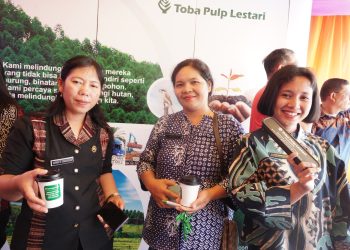 TPL Hadirkan Produk UMKM Binaan dan Bagi Sovenir di HUT Kabupaten Toba