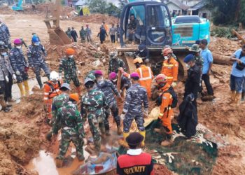 36 Jiwa Teridentifikasi, Prajurit Kodam I/BB Bersama Tim SAR Terus Cari Korban Longsor Serasan