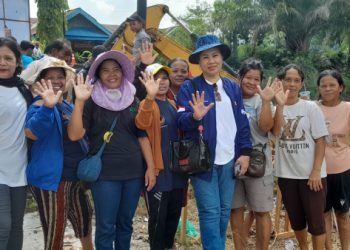 Tiurma Ida Silitonga Turunkan Alat Berat Perbaiki Jalan Rusak di Rumbai