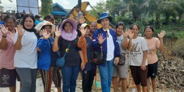 Tiurma Ida Silitonga Turunkan Alat Berat Perbaiki Jalan Rusak di Rumbai