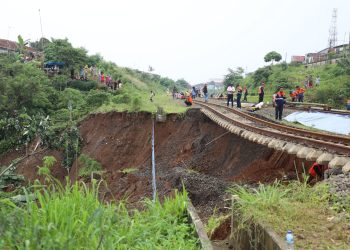 Tinjau Lokasi Tanah Longsor di Bogor, Kepala BNPB Serahkan DSP 500 Juta dan Akan Relokasi Warga