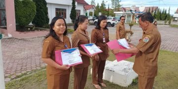 Lampaui Target Nasional, Pegawai Dinas Dukcapil Humbahas Terima Penghargaan