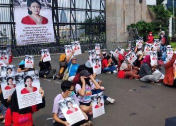 Gelar Unjuk Rasa di Depan Gedung DPR, Massa Desak RUU PPRT Disahkan