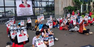 Gelar Unjuk Rasa di Depan Gedung DPR, Massa Desak RUU PPRT Disahkan