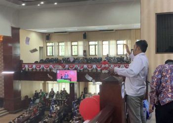 Seorang Pria Sebar Uang Mainan Saat Rapat Paripurna DPRD Bekasi